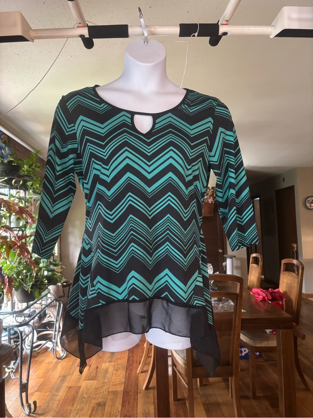 Espresso Women’s Chevron Print Keyhole Hi-Low Tunic Top - Black & Teal Size M